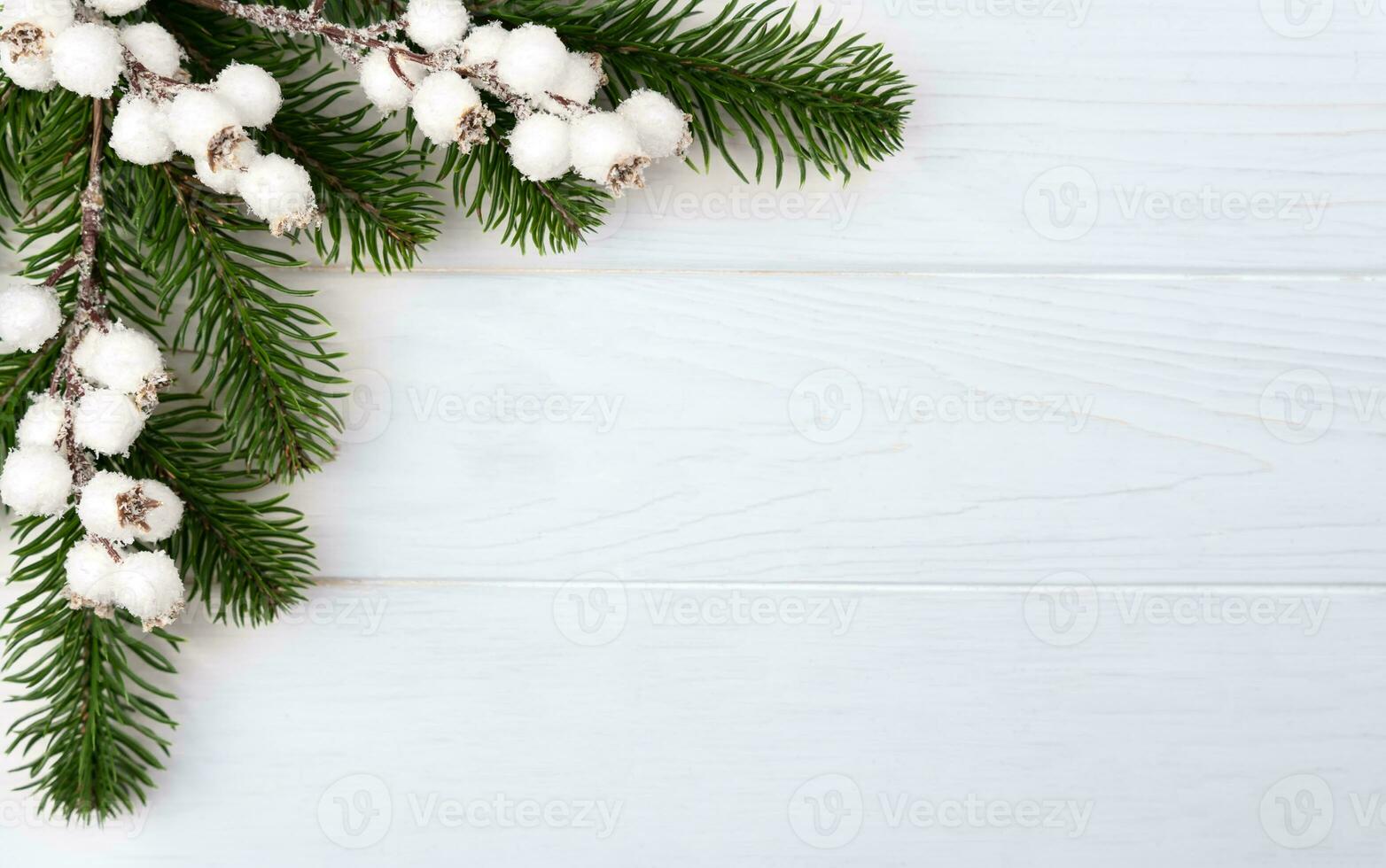 Natal e Novo ano composição com uma Natal árvore e Natal decoração em uma branco de madeira fundo. topo visualizar. Lugar, colocar para texto. seletivo foco. foto