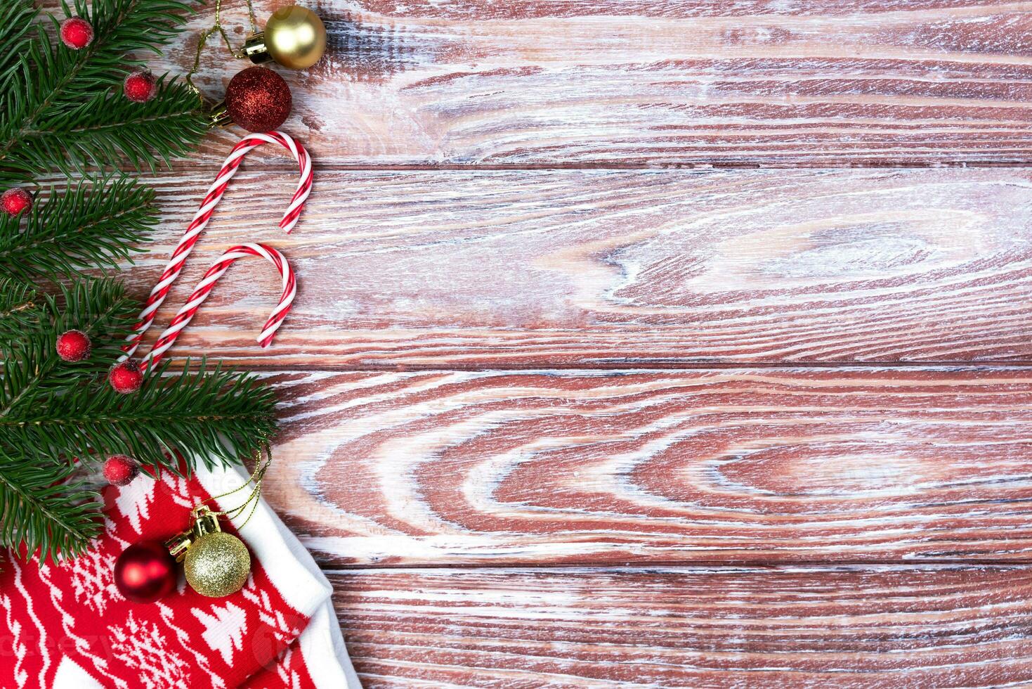 Natal fundo com decorações, abeto galhos, vermelho meias e em de madeira mesa. flatlay. topo visualizar. cópia de espaço. seletivo foco. foto