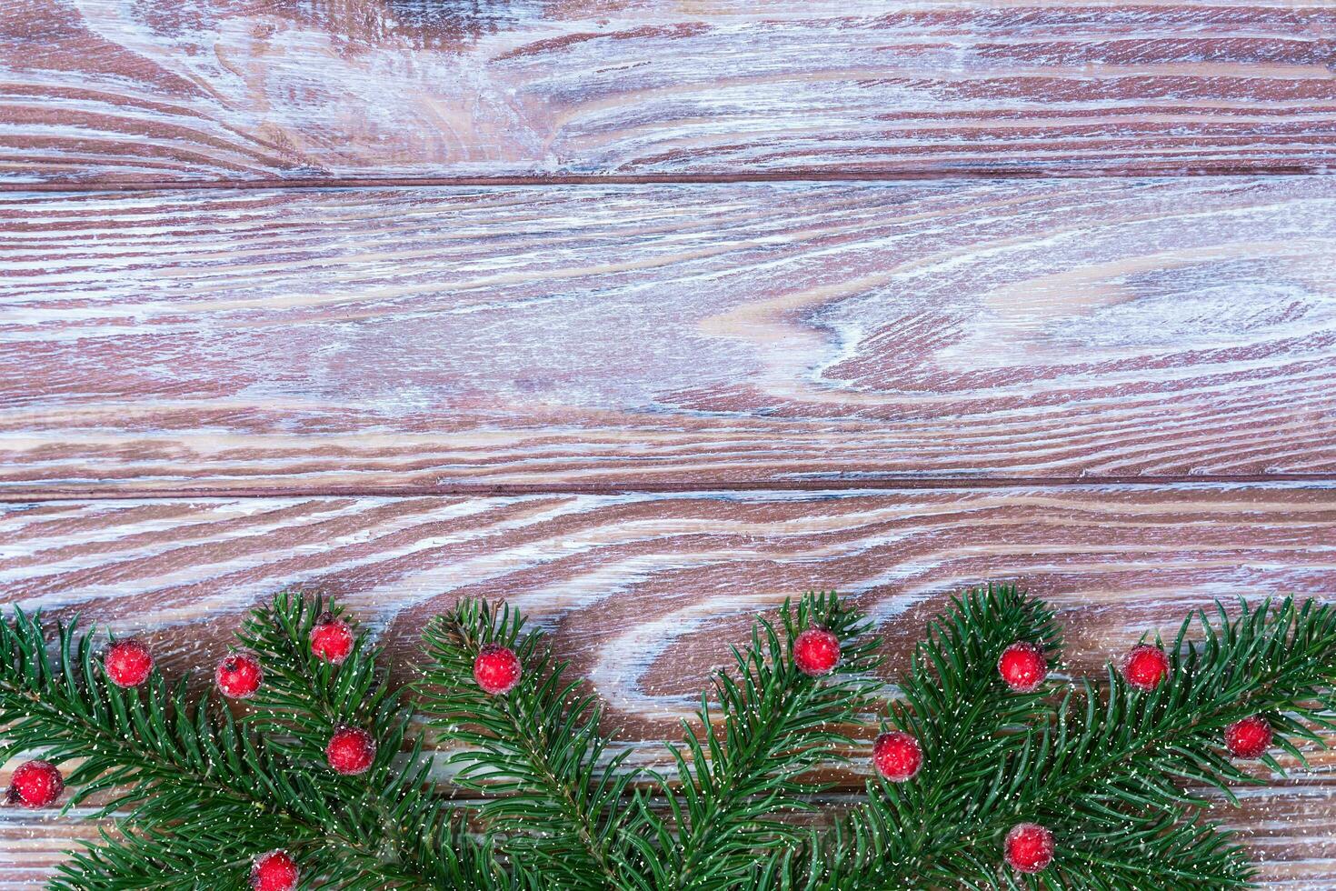 festivo composição com uma Natal árvore e Natal decorações em uma de madeira fundo. topo visualizar. cópia de espaço. seletivo foco. foto