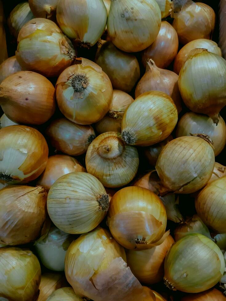 uma pilha do fresco cebola dentro uma Jacarta supermercado foto