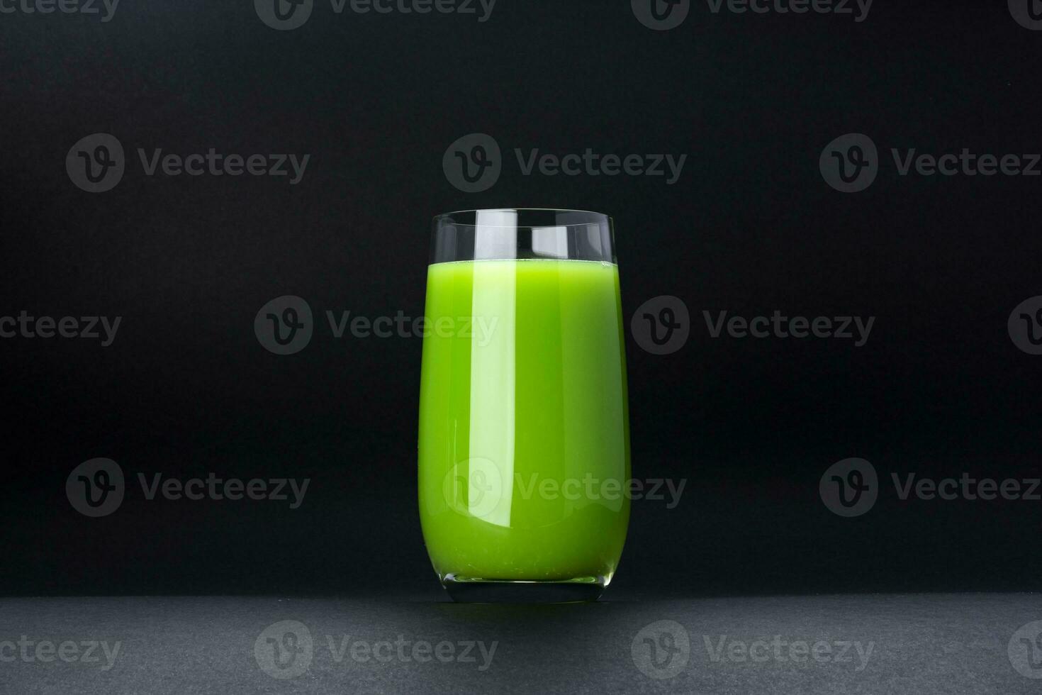 orgânico verde batido, maçã suco em isolado em Preto fundo com cópia de espaço, fresco coquetel foto