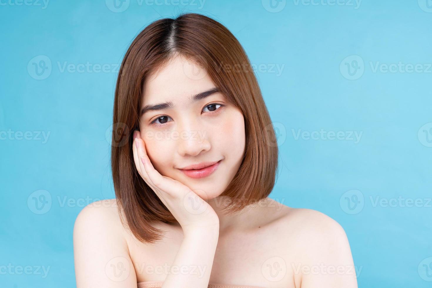 mulher jovem e atraente asiática com pele jovem. foto