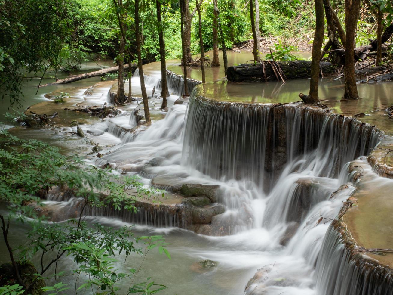 cachoeira que é uma camada na tailândia foto