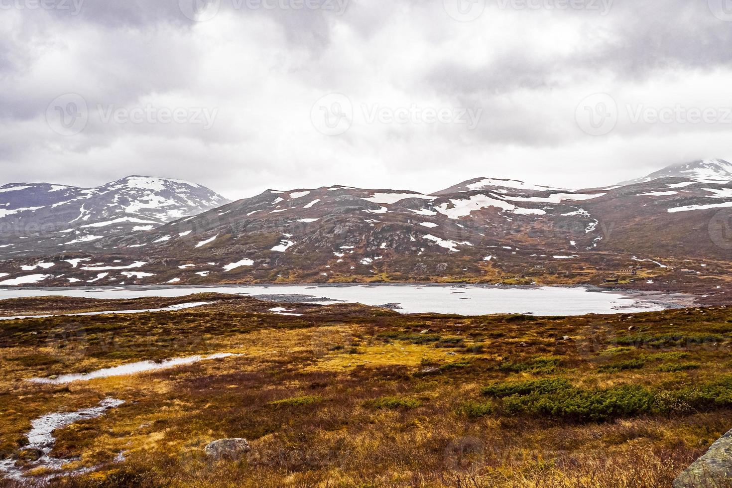 panorama do lago vavatn em hemsedal, noruega foto