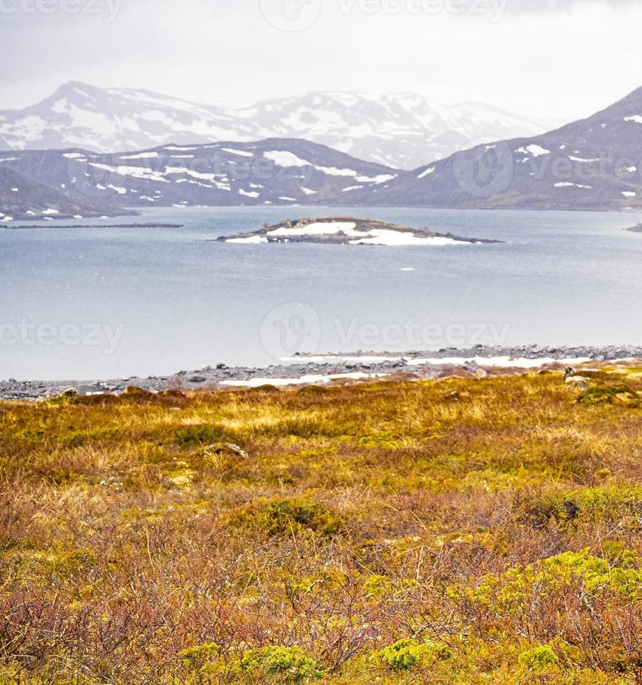 panorama do lago vavatn em hemsedal, noruega foto