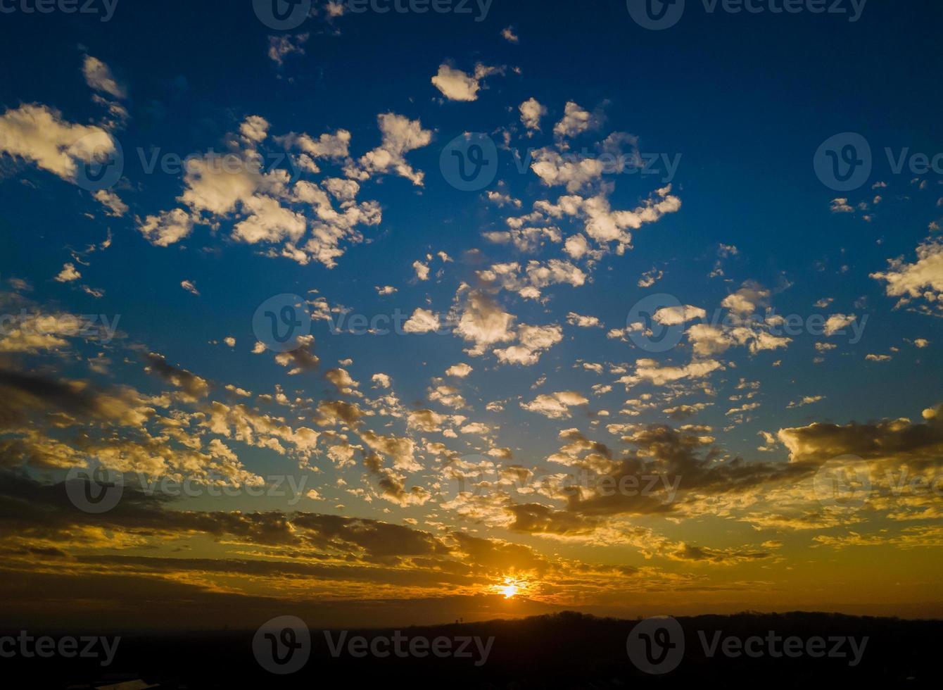 céu colorido durante o pôr do sol paisagem natural foto