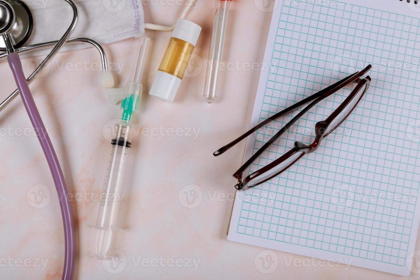 estetoscópio e tablet de papel na consulta de tratamento médico. foto