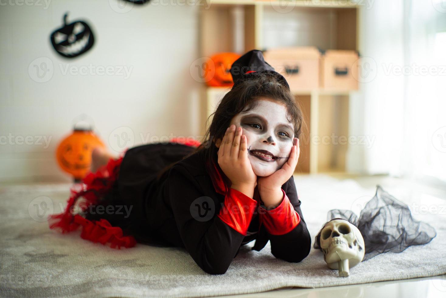 Retrato de menina asiática com fantasia de halloween sorrindo para a câmera foto