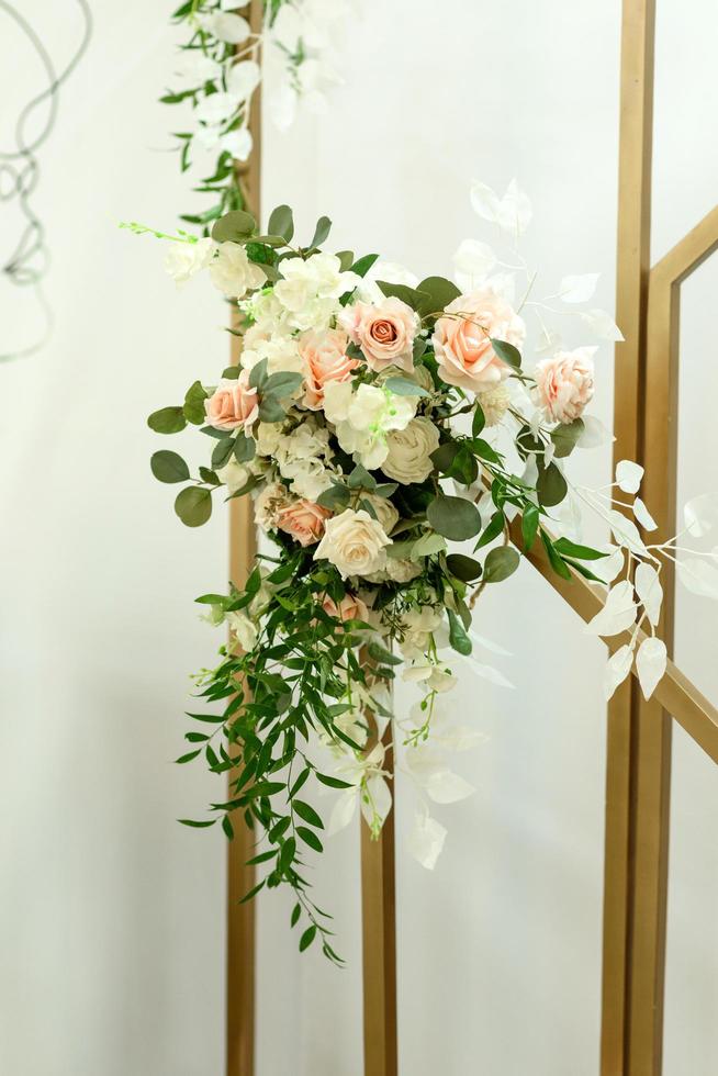 lindas composições florais no restaurante foto