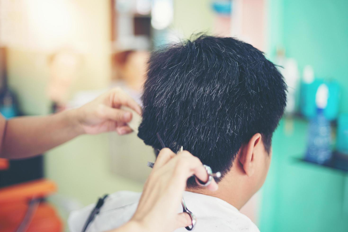 um homem cortando o cabelo foto