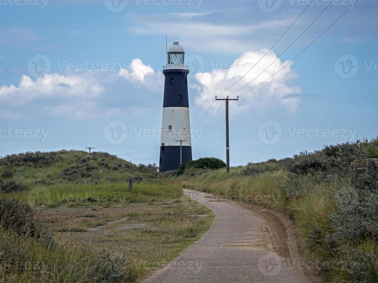 caminho em direção ao farol em spurn point, east yorkshire, inglaterra foto