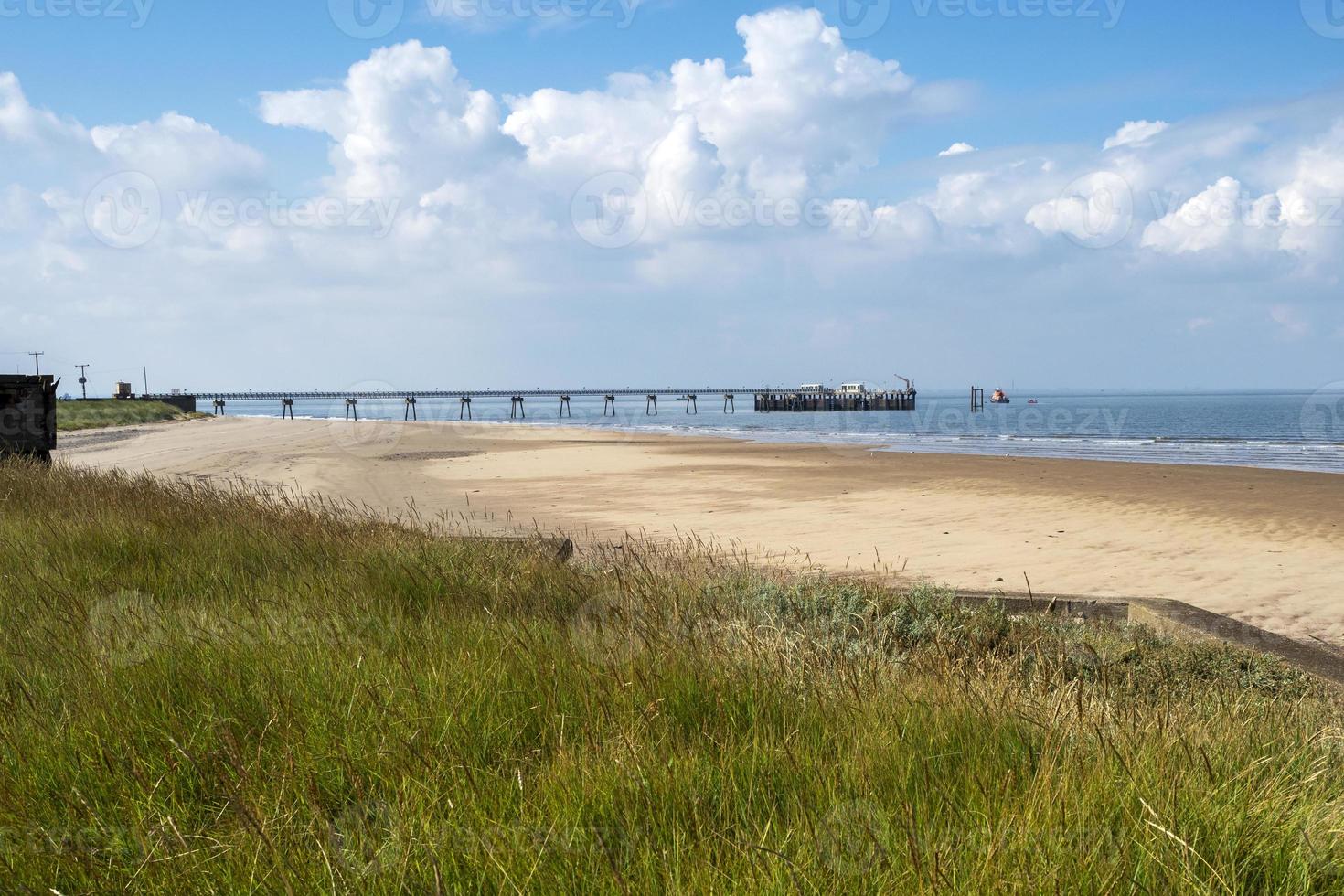 praia arenosa e cais em spurn point, yorkshire leste, inglaterra foto