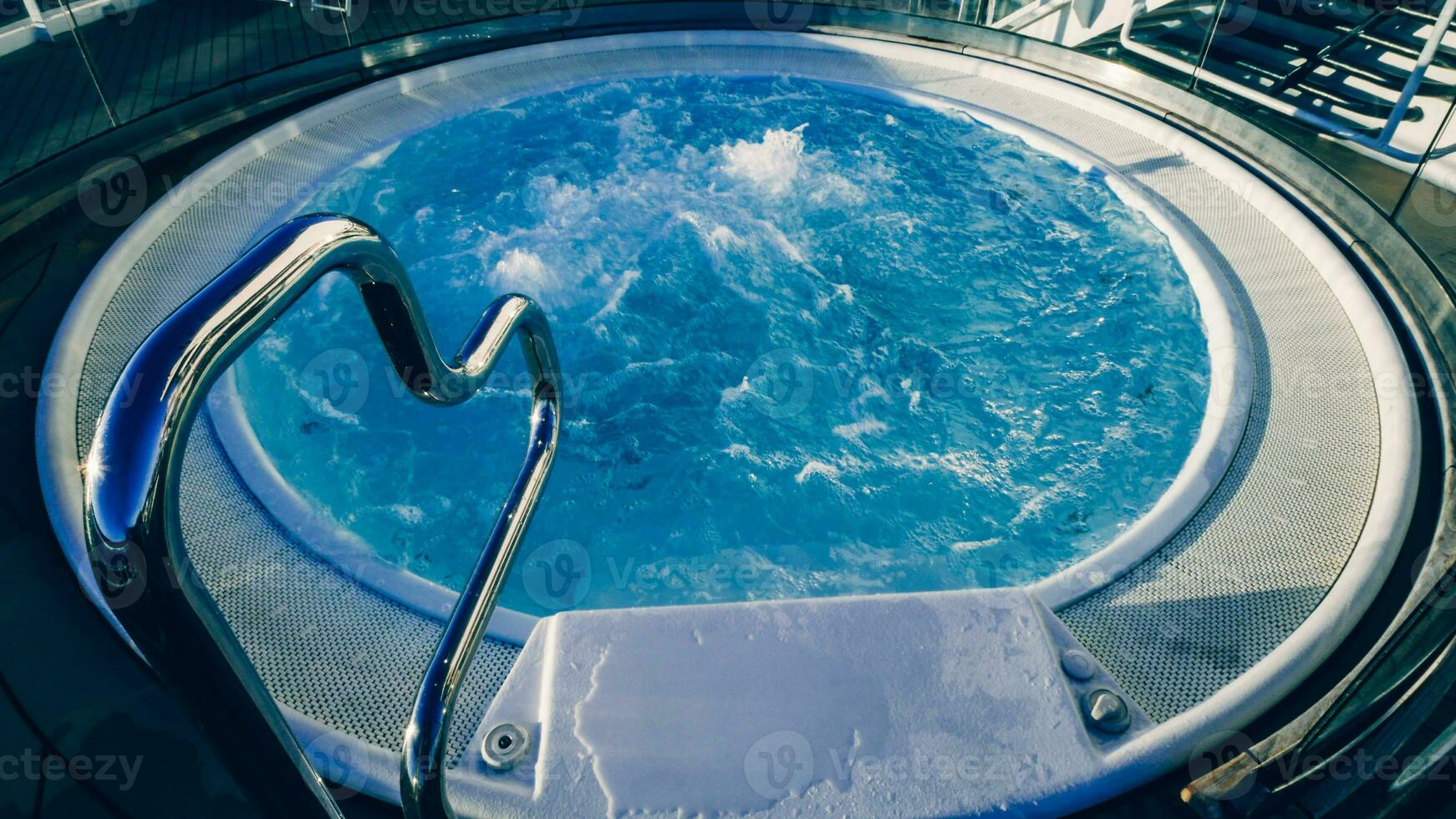 uma relaxante absorver dentro a luxuoso quente banheira com uma à moda metal mão trilho foto