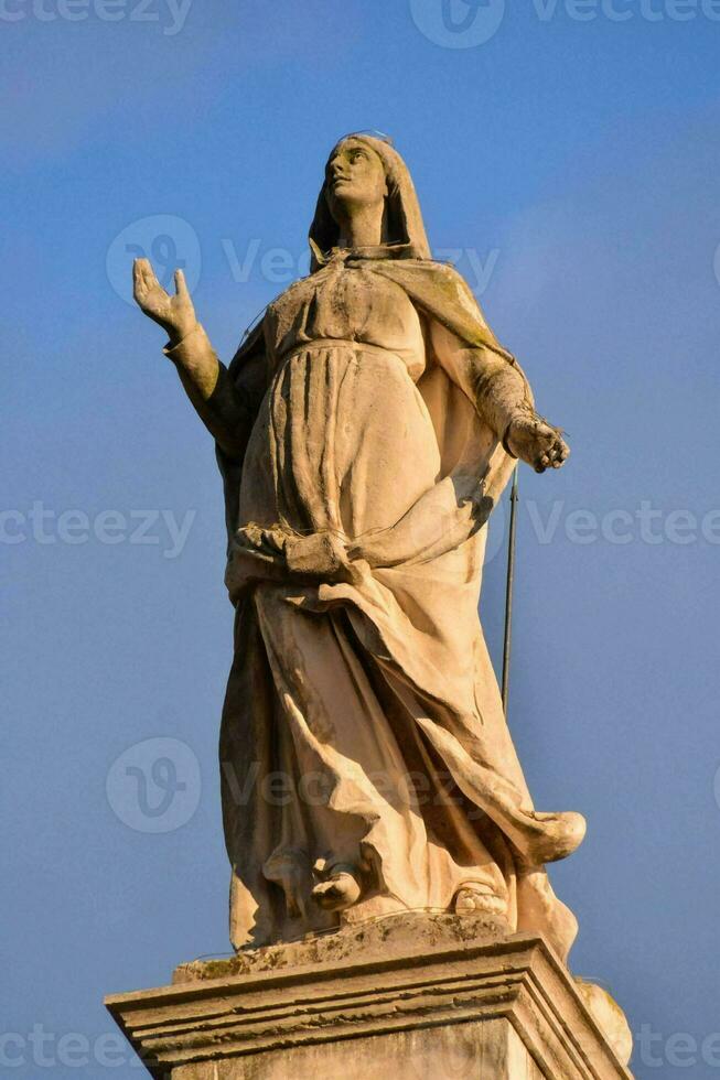 estátua do pessoa em a ponte foto