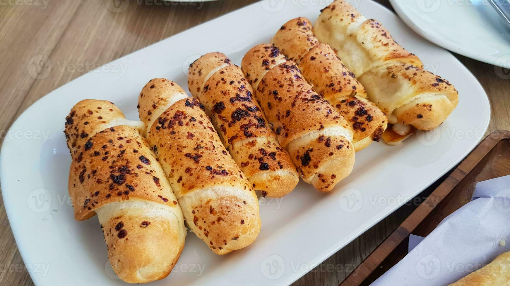 delicioso cozido queijo rolos, cozido crocante queijo pão em a refeições evento, selecionado foco, queijo embrulhado dentro pão e cozido foto