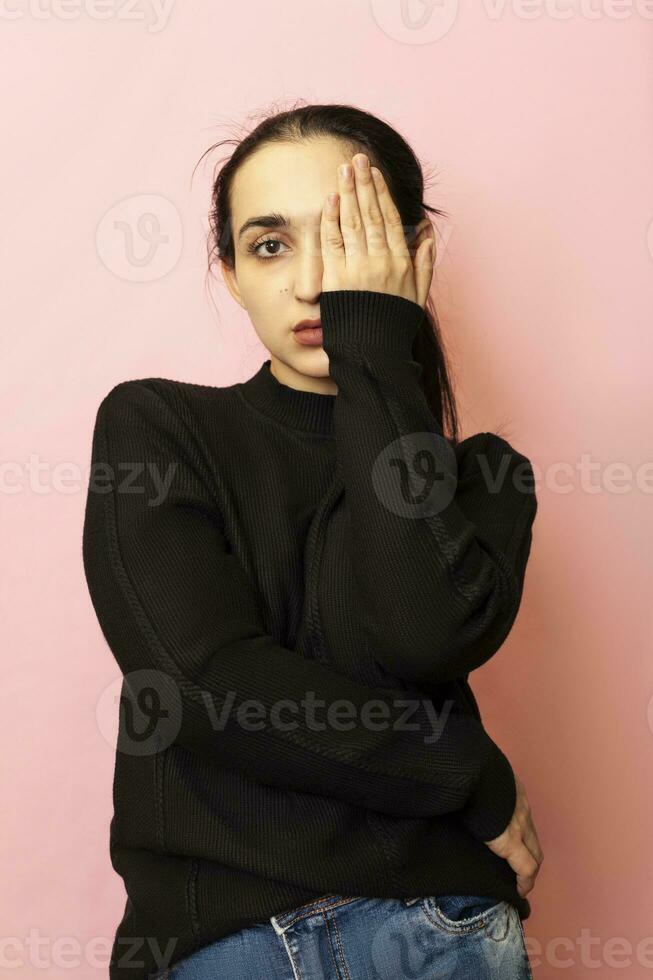 retrato do uma jovem e à moda Oriente médio mulher dentro casual roupas. atraente fêmea posando dentro estúdio foto