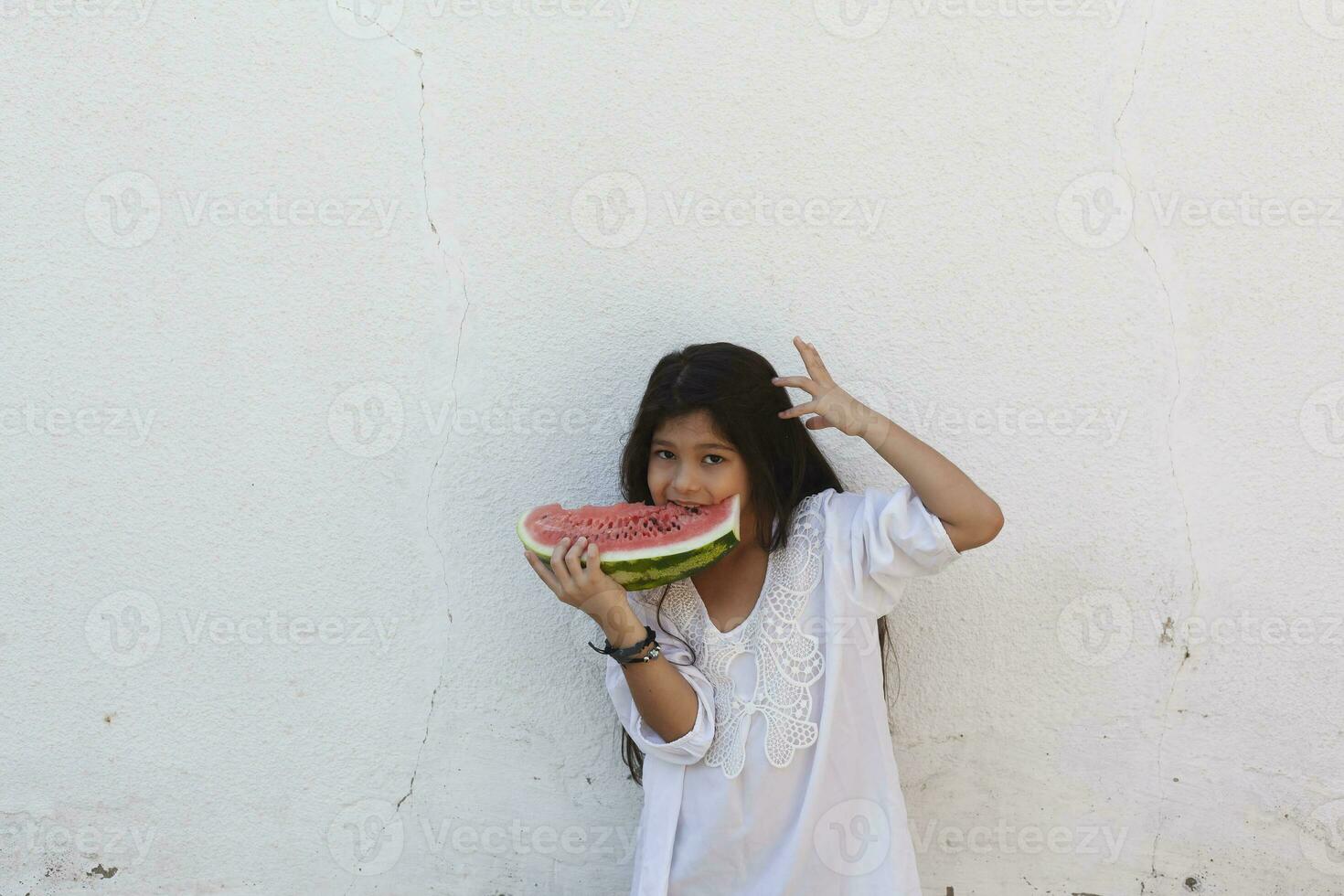 pré-adolescente menina comendo Melancia. feliz infância. verão garota. foto