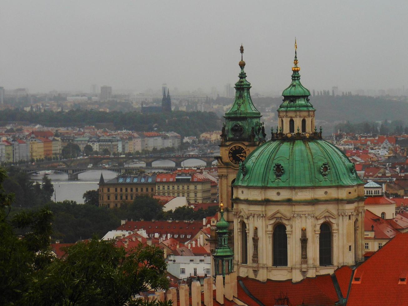 vista da cidade de praga do castelo com a ponte de san carlos foto