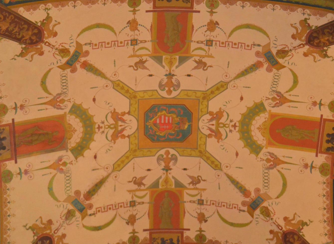mural medieval com imagens coloridas de brasões e emblemas feudais foto