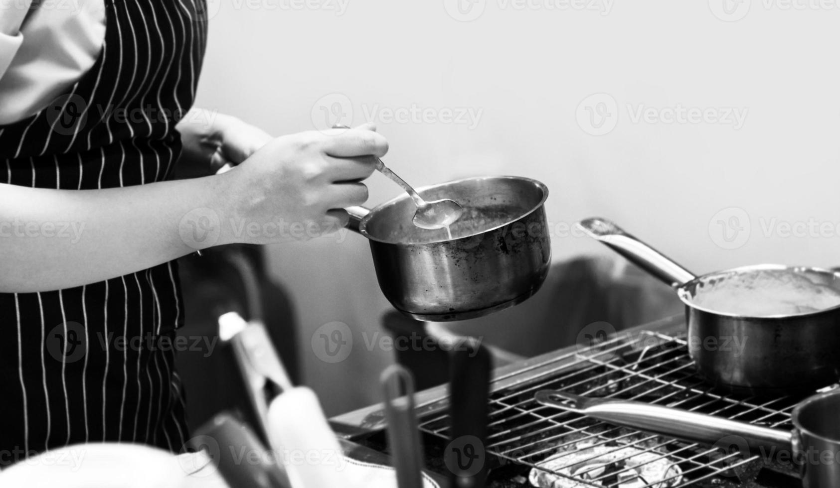 chef cozinhando comida, refeição, na cozinha foto