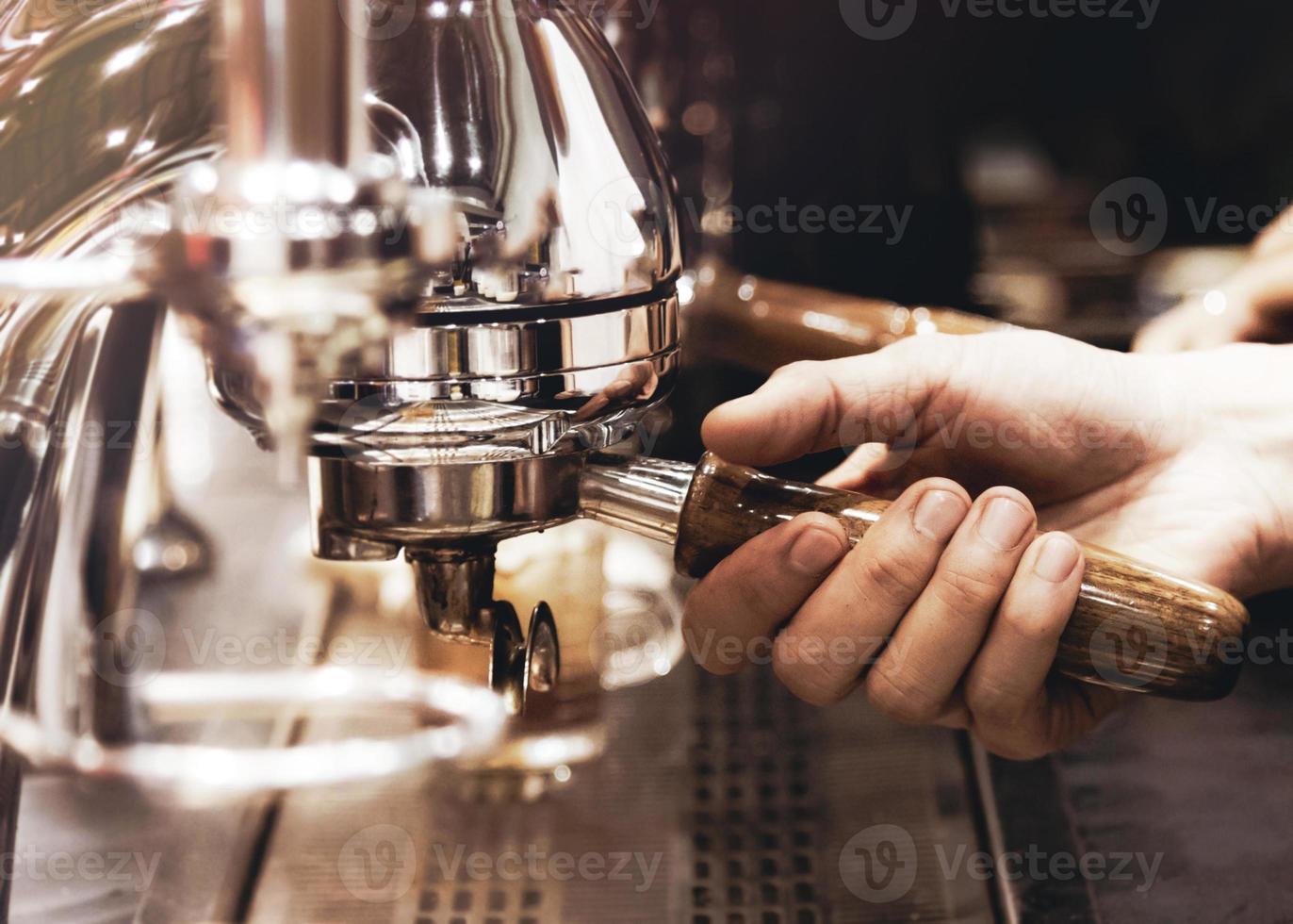 café fresco da máquina de café com café de filtro sem fundo foto