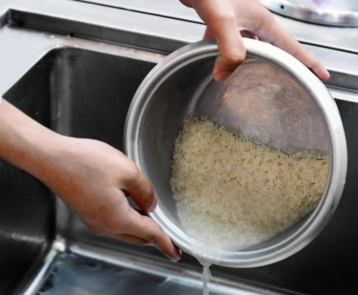 lavagem de arroz antes de cozinhar, antes da panela de arroz para cozinhar foto
