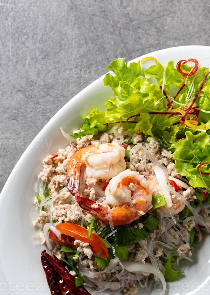 Salada de vermicelli de camarão, salada de macarrão picante, salada tailandesa picante foto