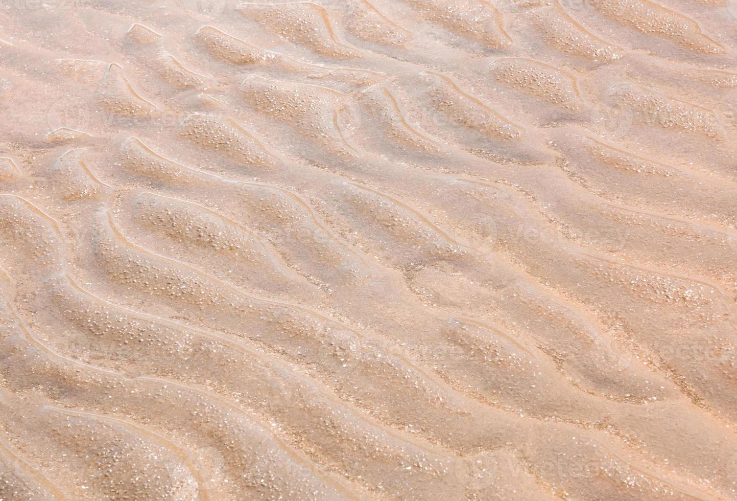 onda na areia fina quando o mar está vazante foto