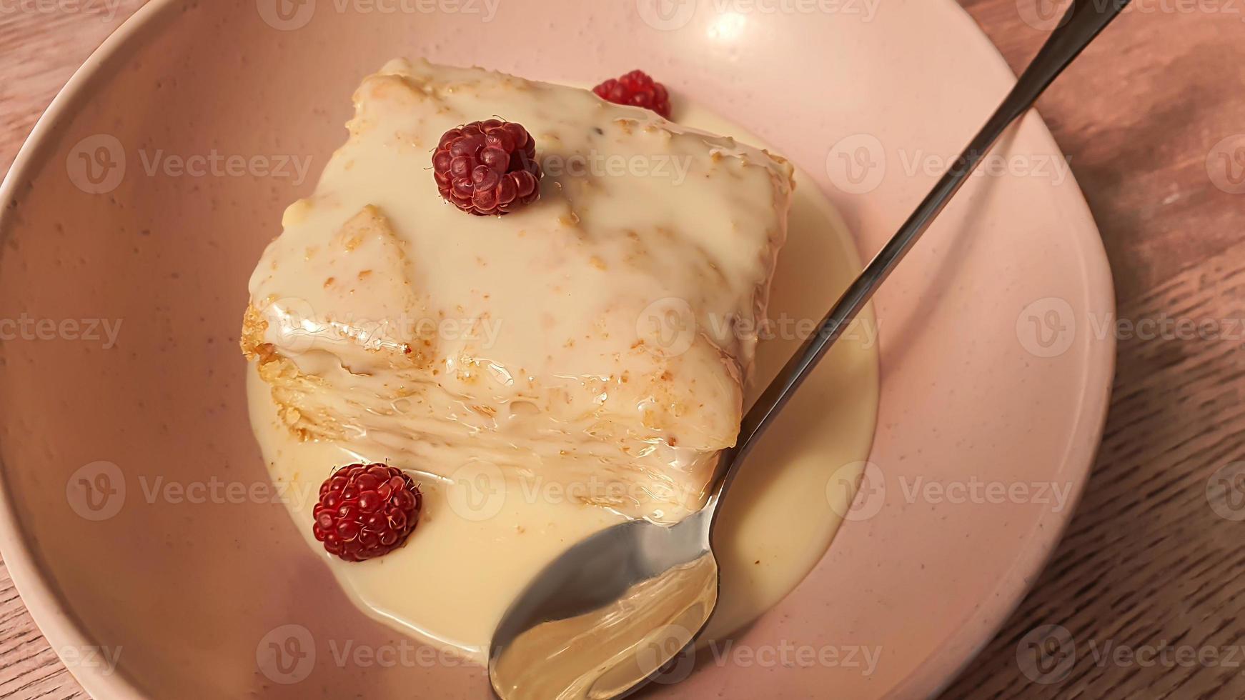 sobremesa napoleão com creme, molho de leite condensado, foto