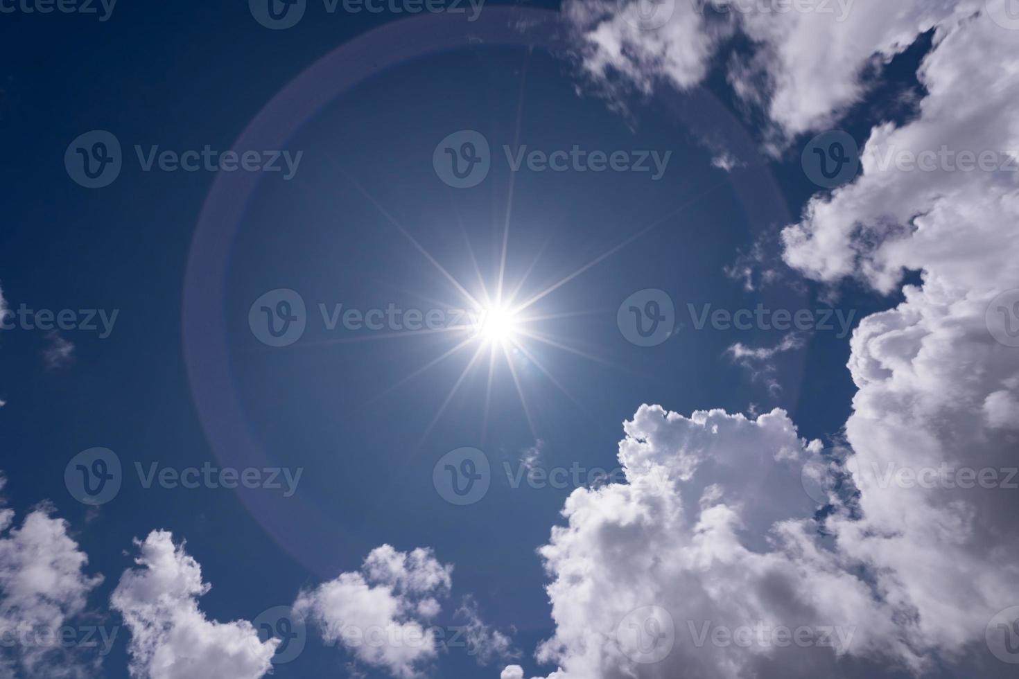 reflexo da luz do sol e movimentos de construção nuvens nuvens fofas céu foto