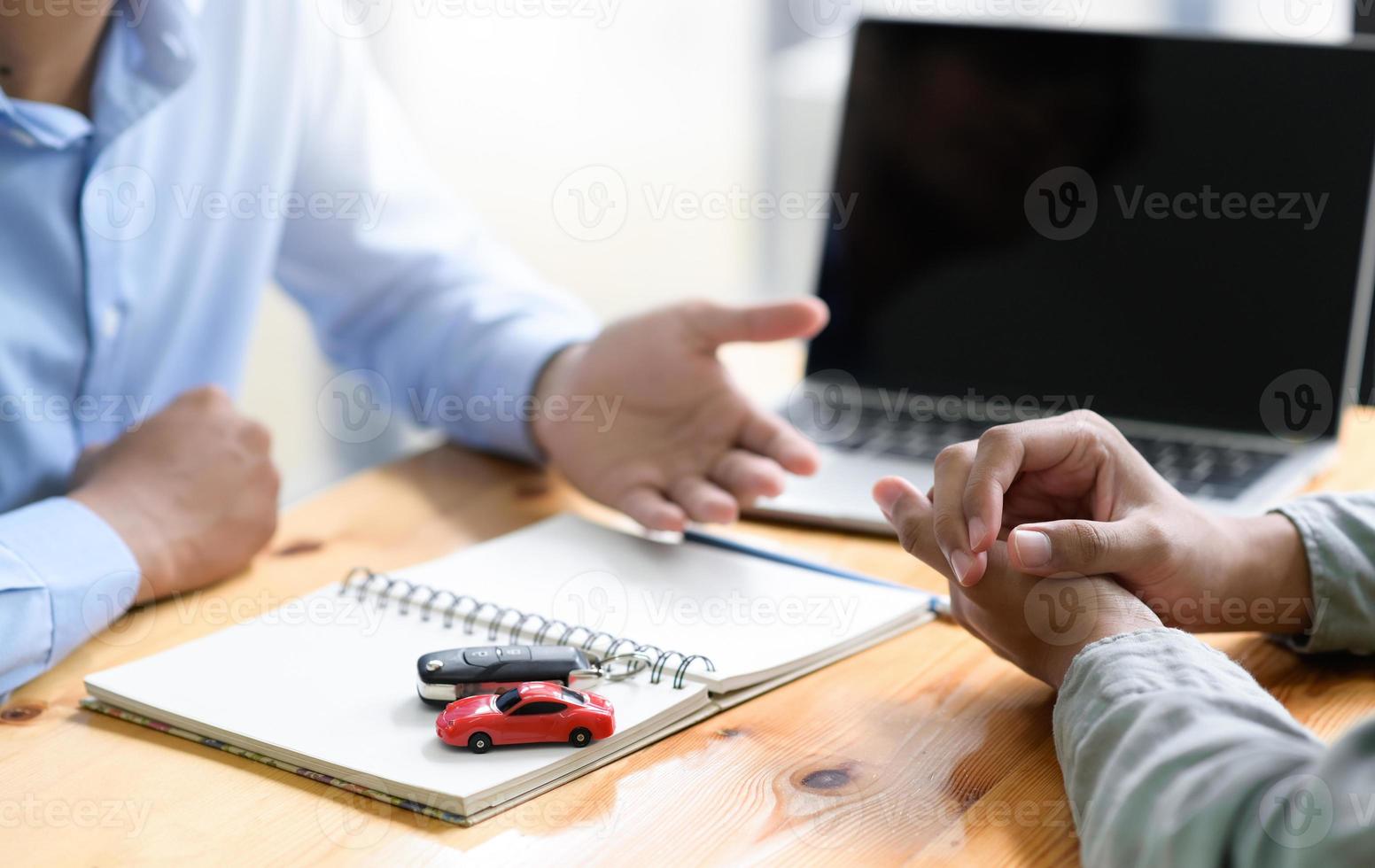 o corretor de seguros está recomendando seguro contra acidentes de automóveis aos clientes. foto
