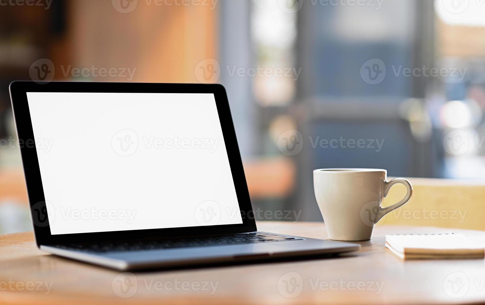 maquete de tela em branco do laptop com café e notebook na mesa, foto