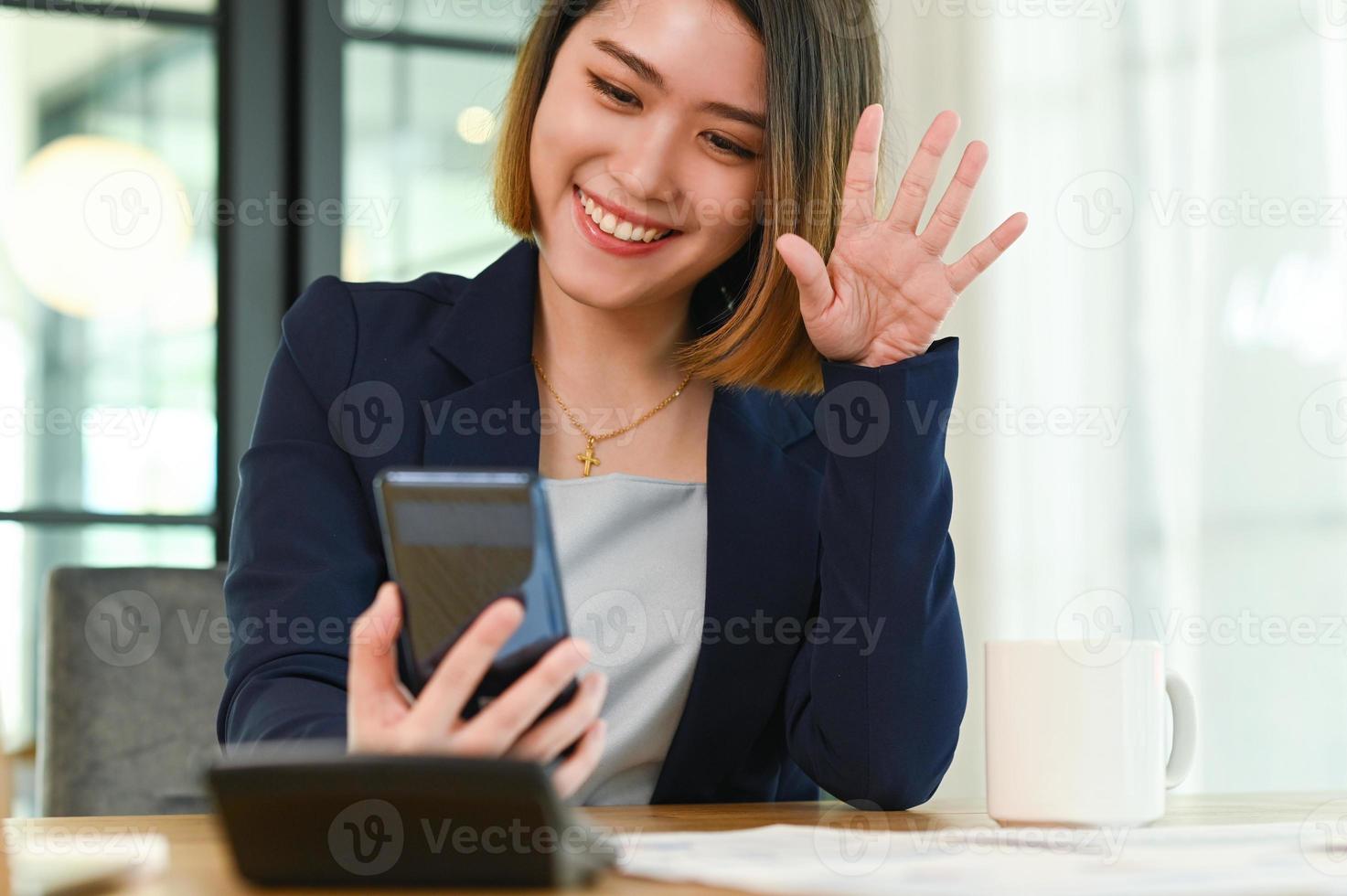 a empresária de terno tirando uma selfie com um smartphone. foto