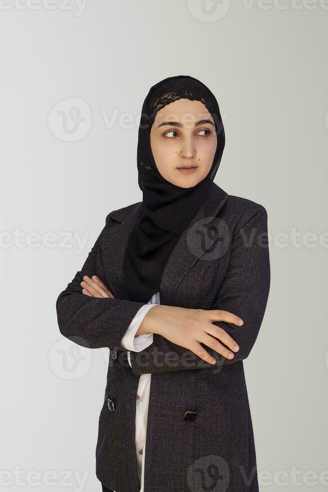 lindo muçulmano empresária dentro hijab contra branco fundo. retrato do bonita Oriente médio fêmea vestindo tradicional islâmico vestir e rigoroso escritório terno foto