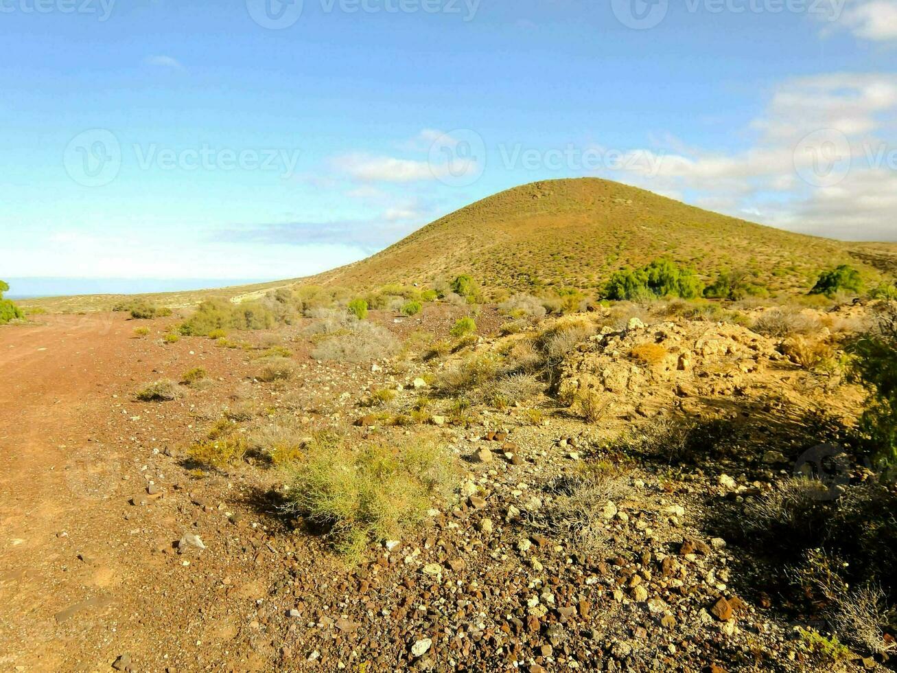 uma sujeira estrada dentro a meio do uma deserto foto