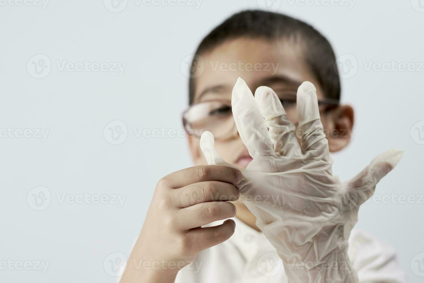 pequeno cientista vestindo protetora luva foto