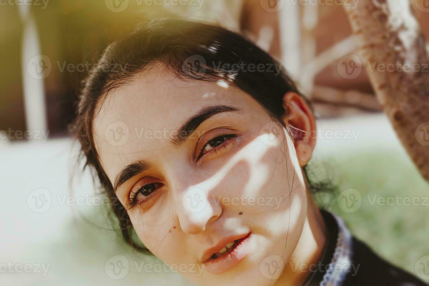 retrato do lindo Oriente médio mulher às maçã jardim. jovem fêmea posando às a natureza foto