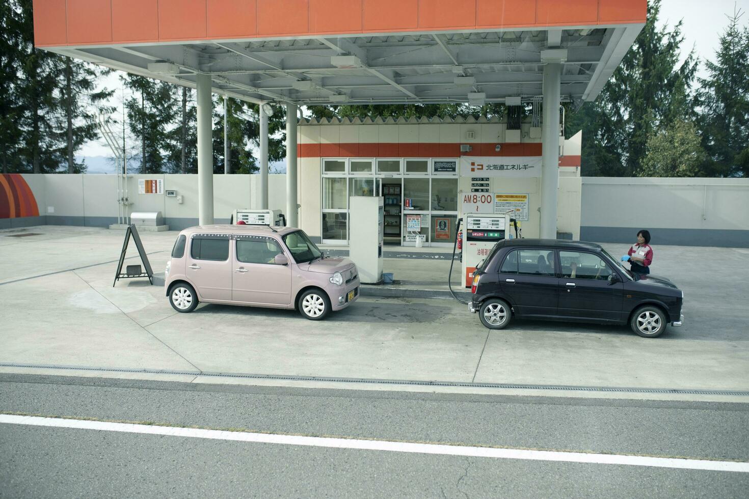 Hokkaido Japão - 5 de outubro de 2018 dois mini carro da cidade reabastecer dentro eneos gás serviço Hokkaido Japão foto