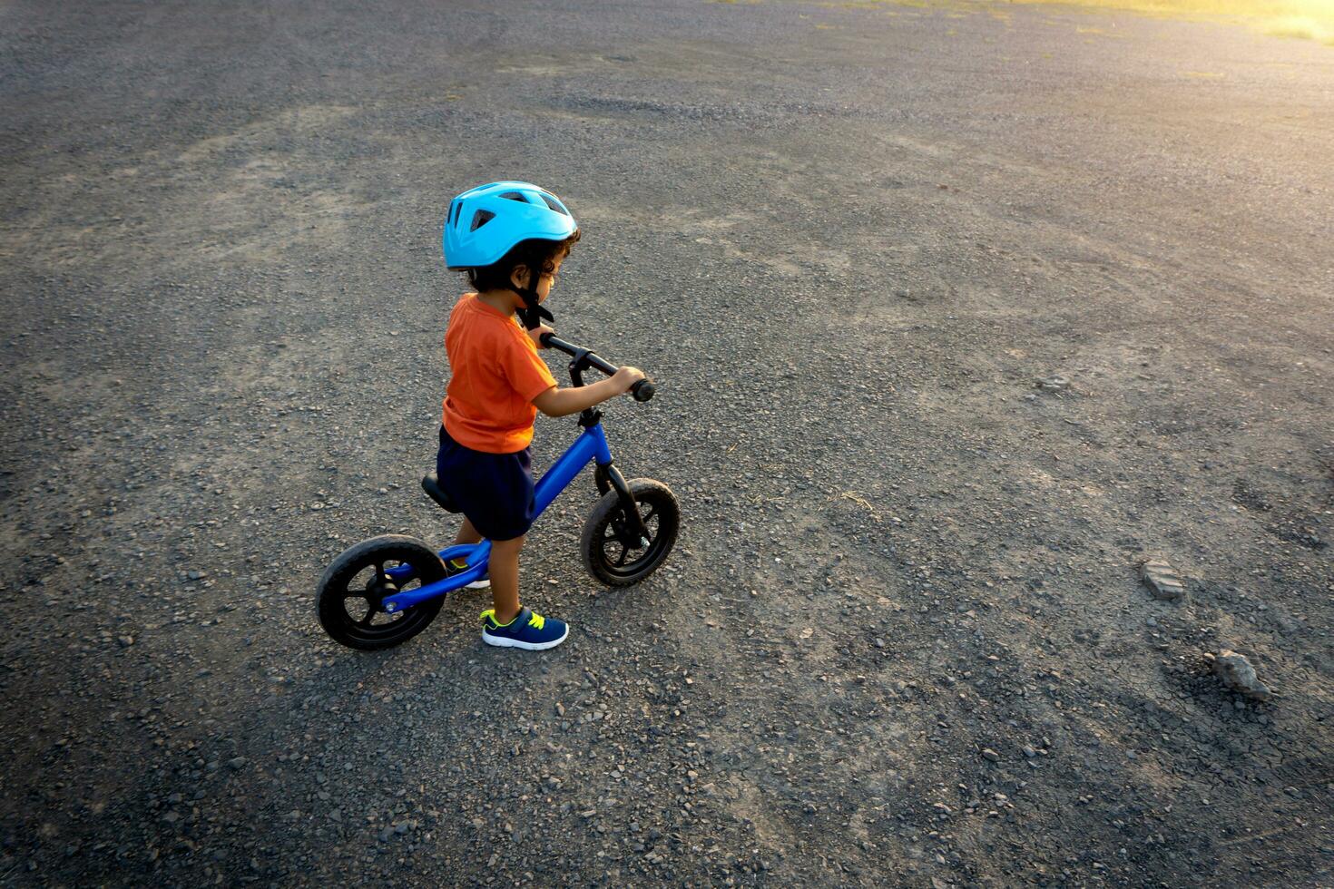 ásia criança primeiro dia jogar Saldo bicicleta. foto