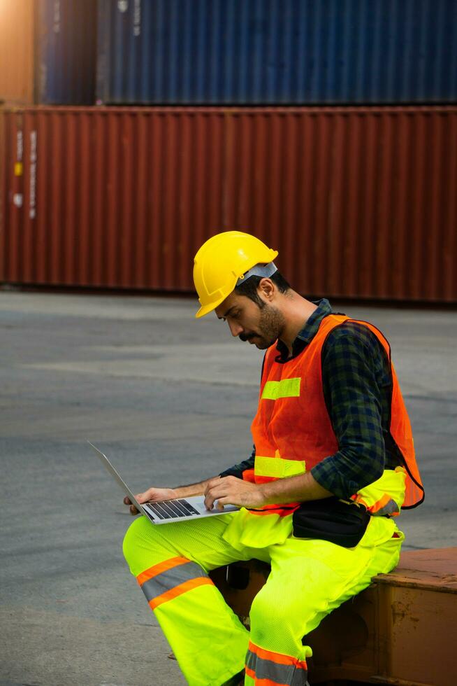 industrial trabalhadores ou engenheiros usando computador computador portátil foto