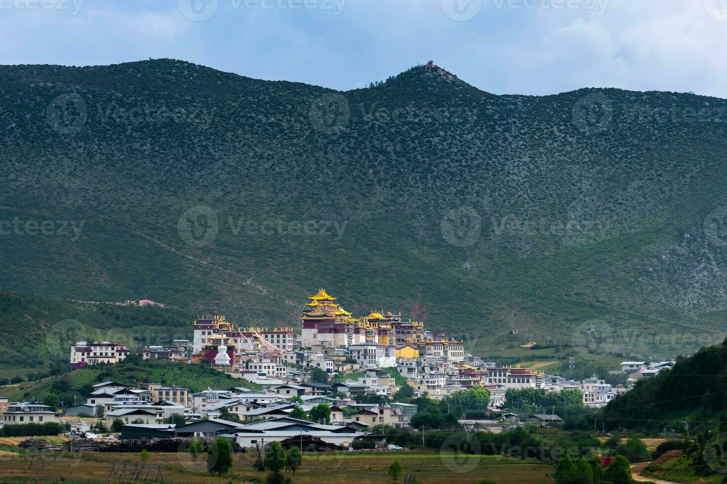 songzanlin mosteiro é a maior tibetano budista mosteiro dentro Yunnan província dentro Shangri-lá, Yunnan, China. foto