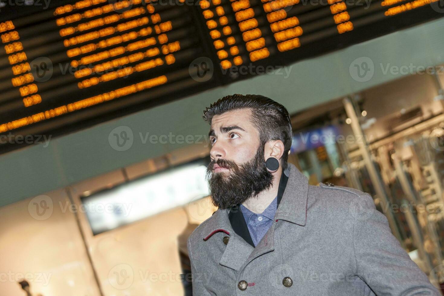 hipster homem de negocios consultar a borda do calendário trens foto