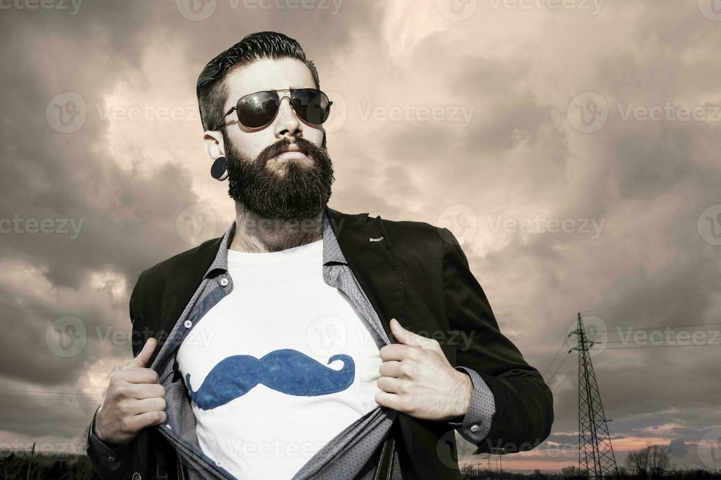 jovem hipster Super heroi debaixo uma Sombrio céu foto