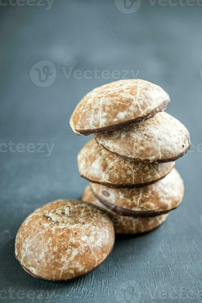 Pão de gengibre bolos em a de madeira fundo foto