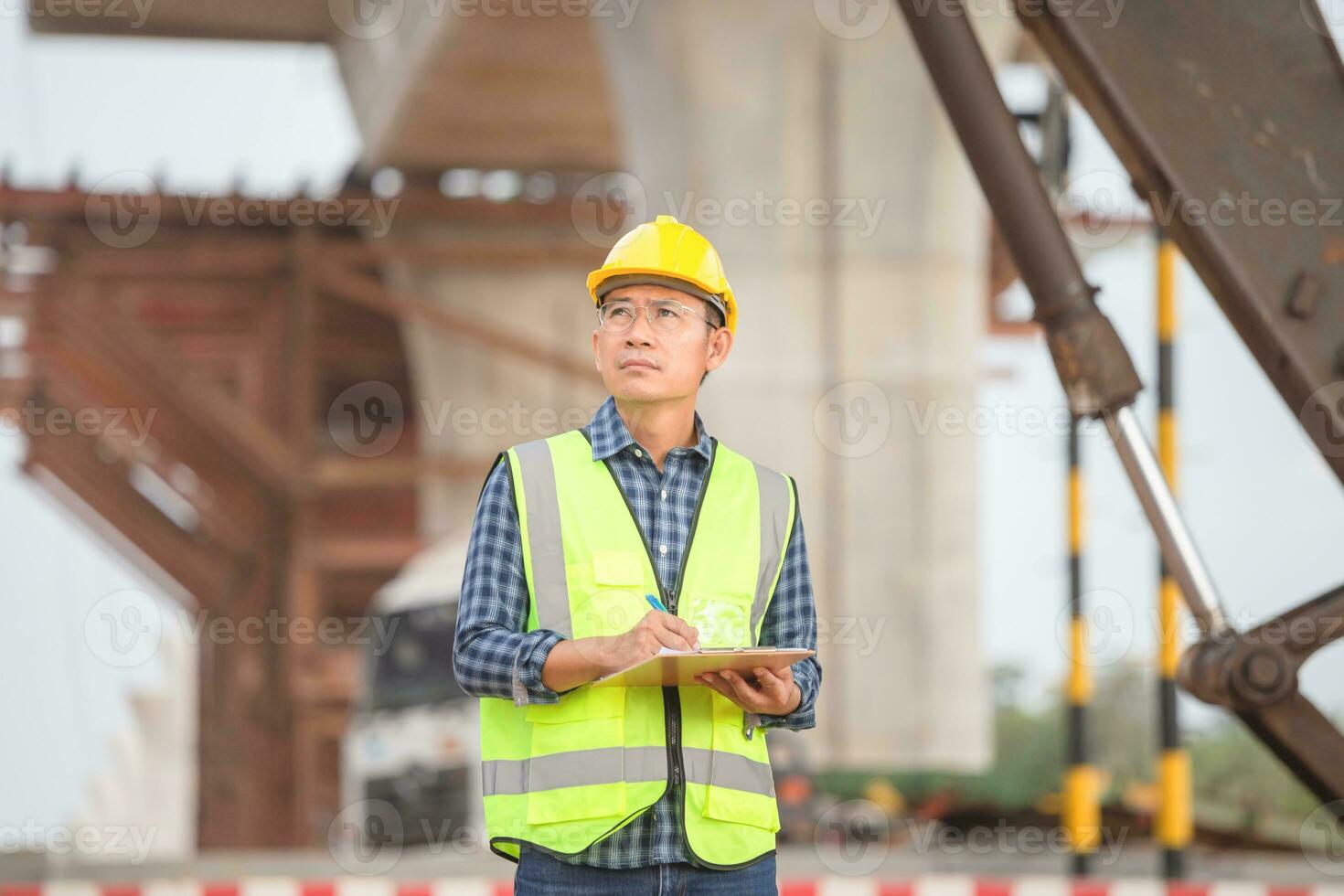 engenheiro com prancheta lista de controle, industrial trabalhador às a infraestrutura construção site, capataz dentro capacete de segurança dentro indústria containers carga foto