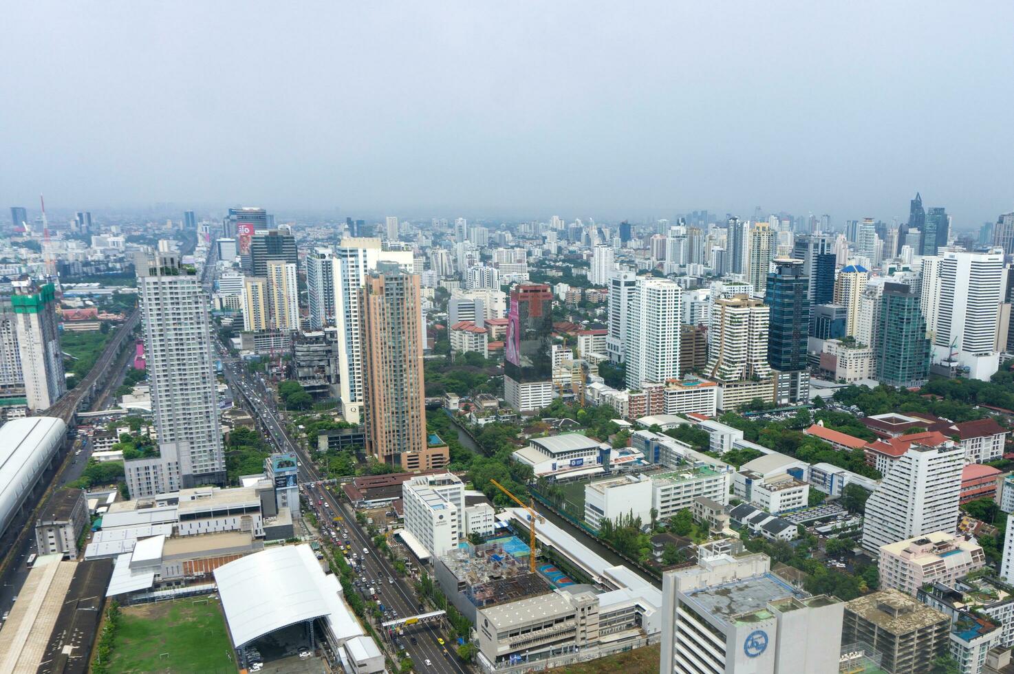 Bangkok cidade e moderno escritório edifícios dentro aéreo Visão foto