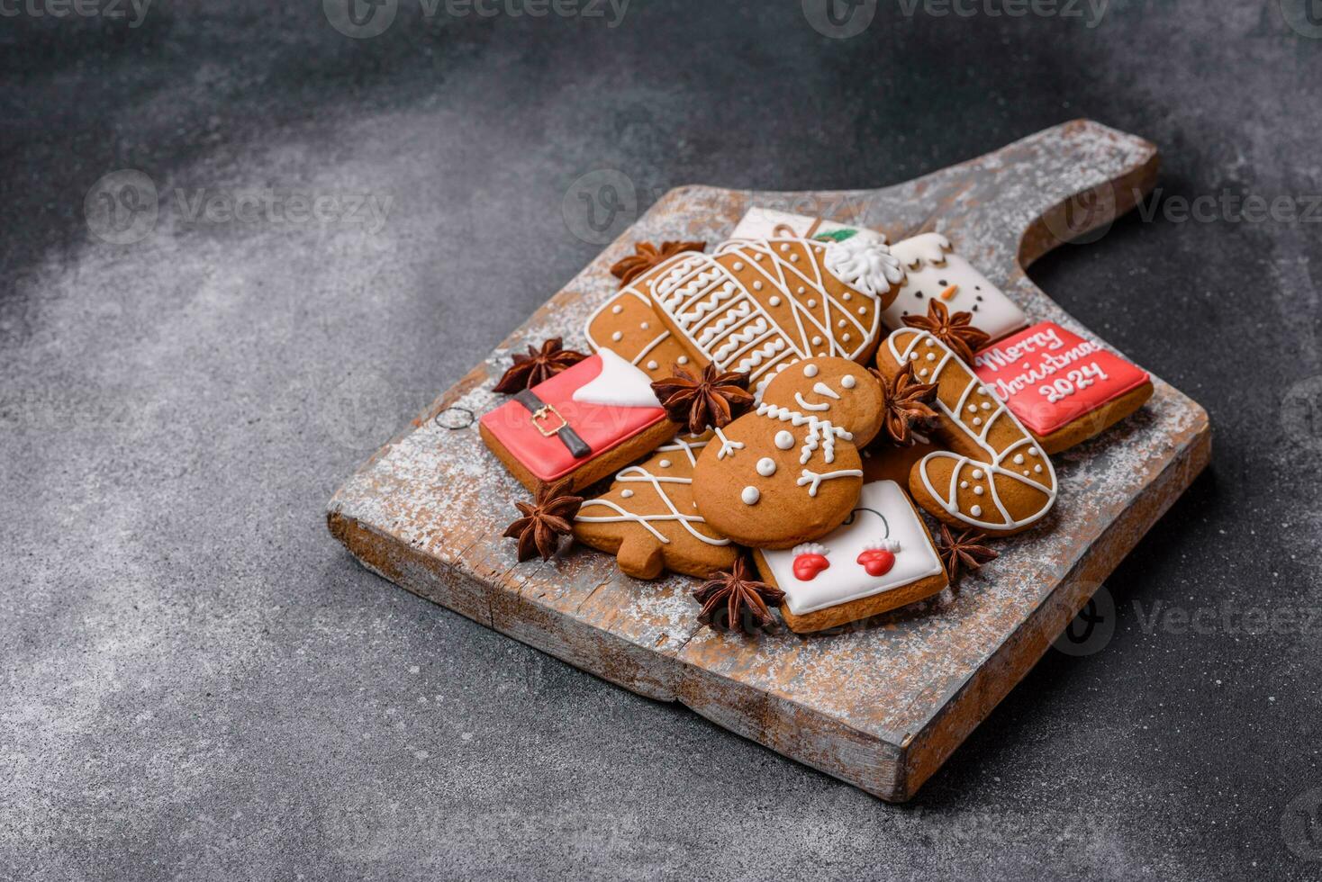 lindo delicioso doce inverno Natal Pão de gengibre biscoitos em uma cinzento texturizado fundo foto