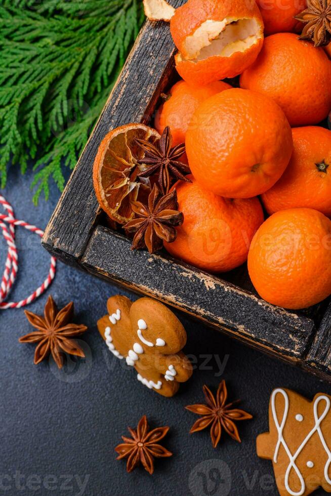 lindo festivo Natal composição do tangerinas, Pão de gengibre e Estrela anis foto