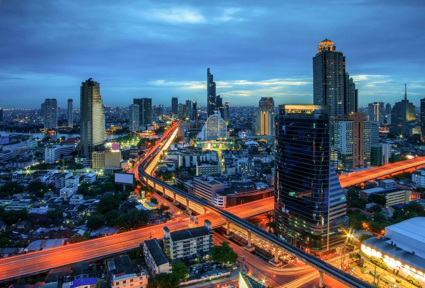 visão noturna da cidade de bangkok foto