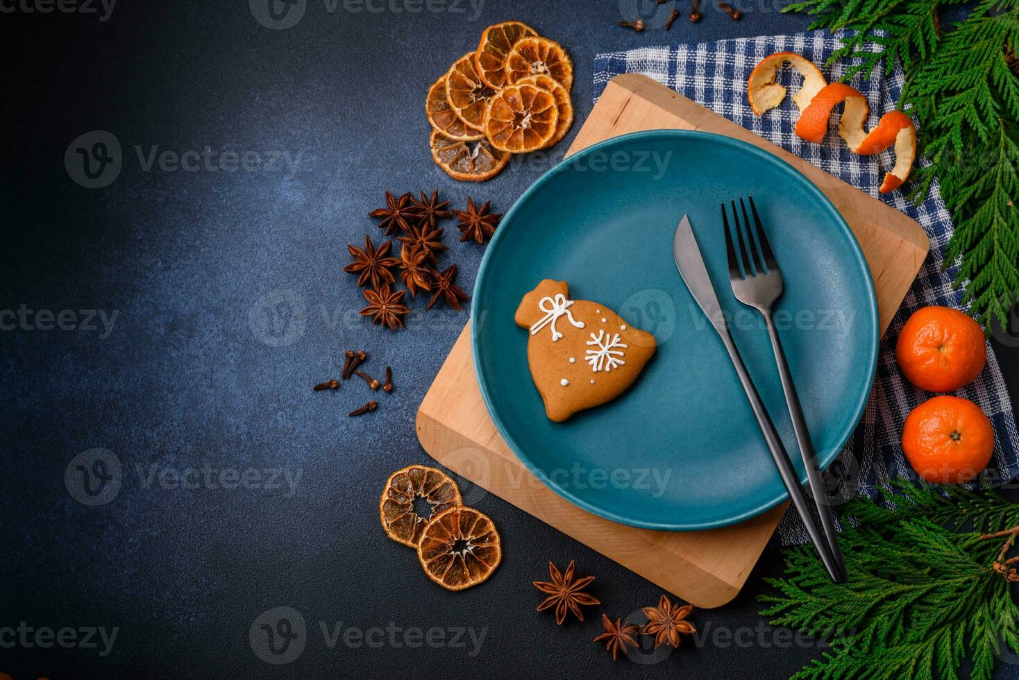 lindo festivo Natal composição do a esvaziar placa, tangerina e pão de mel foto